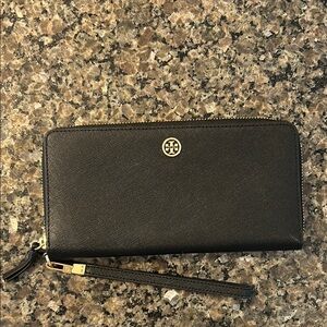 Tory Burch Robinson Passport Continental wallet
